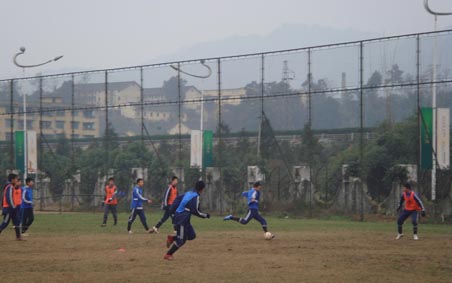 实德梯队在蒲江上公开课(图)_大连实德足球俱