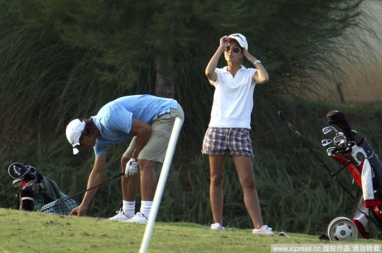 纳达尔玩高尔夫有板有眼 女友西斯卡形影不离