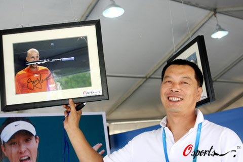 图文-中国网球公开赛欢乐嘉年华 明星签名照在