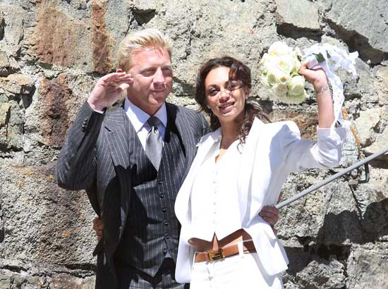图文-贝克尔在瑞士著名庄园举行婚礼 夫妻亲密留影