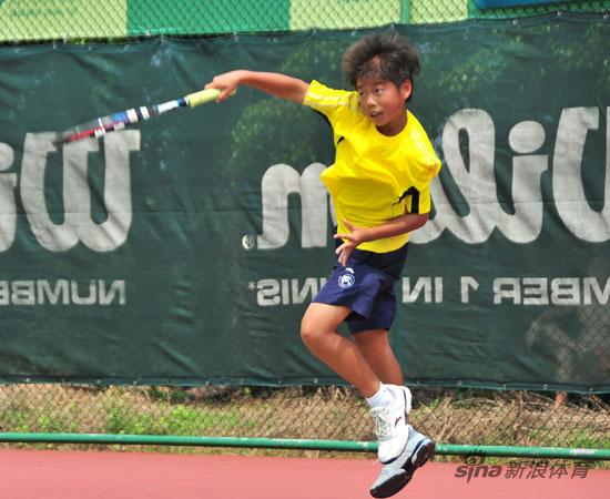 图文-NIKE全国网球青少年总决赛 打出一记高压