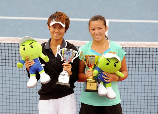 图文-中网杨钊煊获ITF青少年女单冠军冠亚军合影