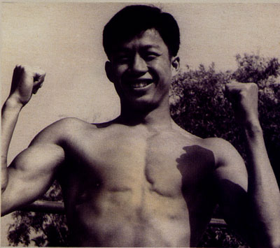 年轻时的张宏根身体素质极佳,刻苦的训练成就了他健壮的体格。 年轻时的张宏根身体素质极佳,刻苦的训练成就了他健壮的体格。