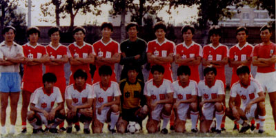 1985年,张宏根(后排左一)率领中国队夺取世界大学生运动会的第三名。 1985年,张宏根(后排左一)率领中国队夺取世界大学生运动会的第三名。