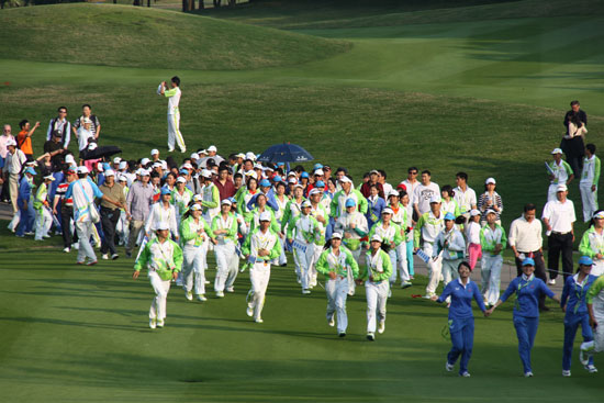 图文-亚运会高尔夫球决赛 观众与志愿者奔向庆