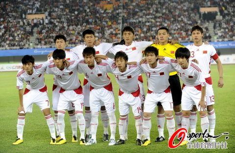 图文-亚运男足小组赛中国VS日本 中国队首发1
