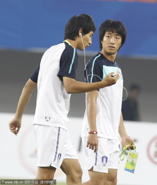 图文-亚运会中国男足VS韩国 韩国队员轻松踩场