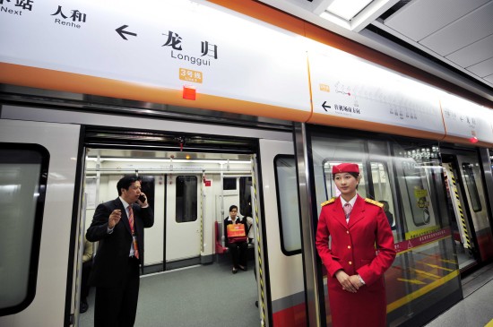 图文-广州地铁三号线北延段开通试运营 开门迎宾_综合体育_新浪竞技风暴_新浪网