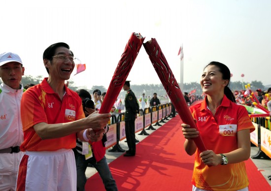 图文-“潮流”火炬广州大学城传递 杨扬交接圣火_综合体育_新浪竞技风暴_新浪网