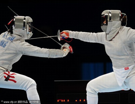 图文-亚运女子佩剑个人决赛两人针锋相对_综合体育_新浪竞技风暴