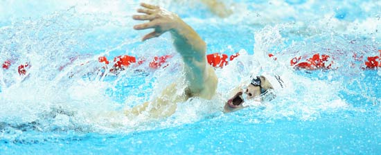 图文-现代五项男子团体决赛 日选手游泳比赛中