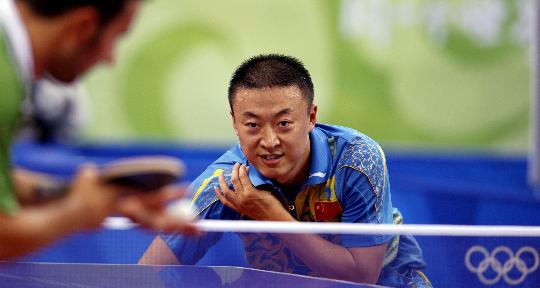 图文乒乓球男单第三轮马琳晋级静候对手发球