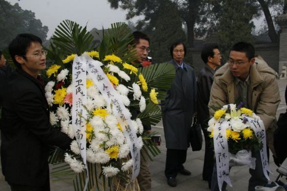 公众排起长队等候吊唁钱学森(组图)