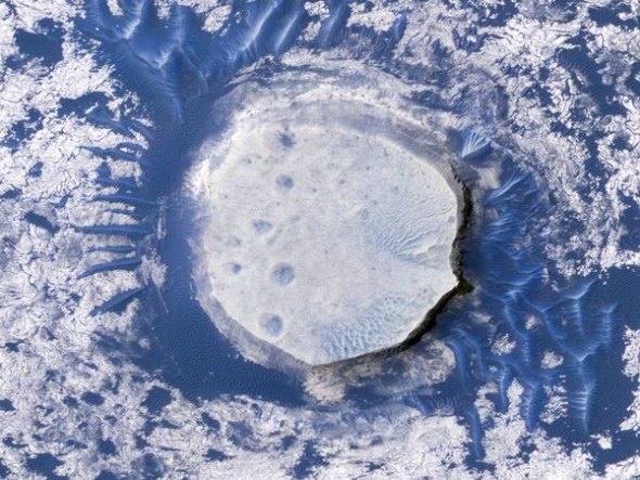 火星陨石坑似圆形冰山