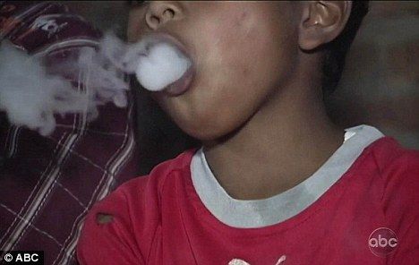 在一些相关法规制度不健全的国家,很多孩子很小的时候就学会了吸烟