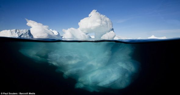 水下图片显示一座冰山到底延伸到水下多深处