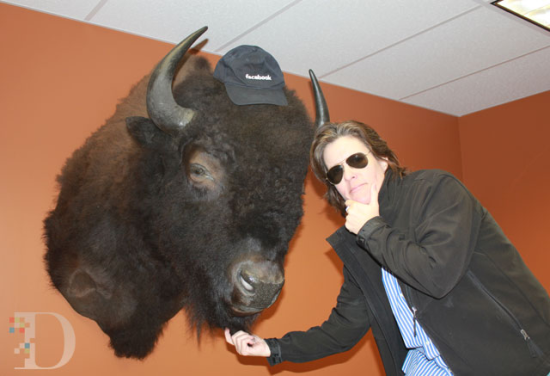 扎克伯格猎杀野牛证据曝光:牛头挂公司墙上