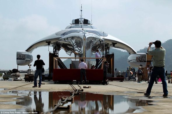 三体游艇阿达斯特拉号10日在中国的下水仪式