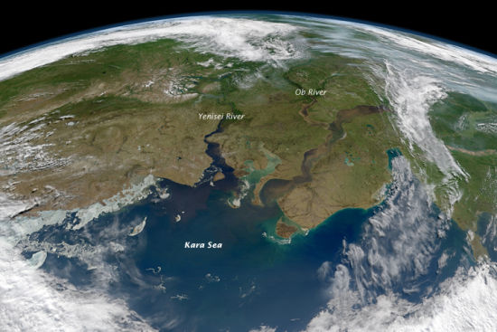 显示鄂毕河和叶尼塞河正在向喀拉海(北冰洋边海)注入大量沉积物和深