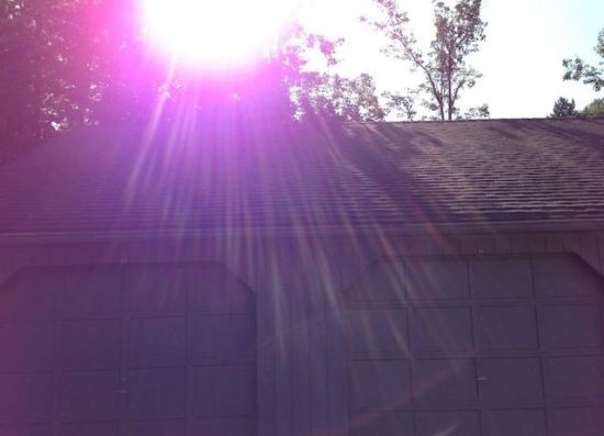 部分iPhone 5用户发现，利用这款手机摄像头拍摄的照片会出现紫色光晕。