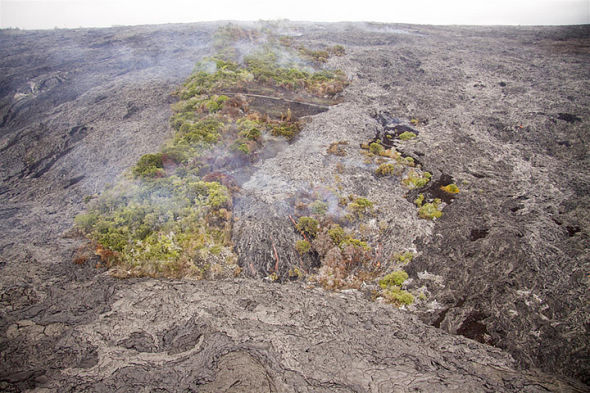 展示了太平洋夏威夷群島基拉韋厄火山(kilauea volcano)的熔岩流景象