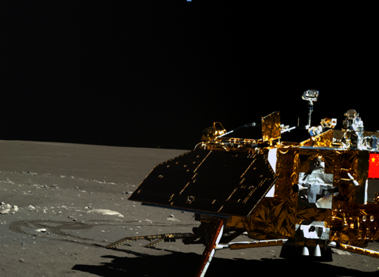 玉兔号月球车在第三月昼开展了定点探测,图为其搭载的全景相机(左