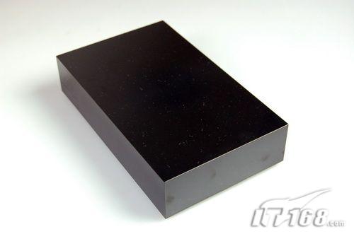 机身为长方体设计,无多余装饰,配合黑色的风格设计使整体尽显贵族气质