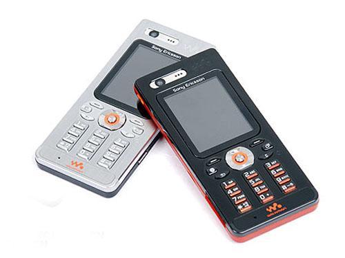 索尼爱立信w888突破了walskman机型常见的机身造型,首次加入了超薄