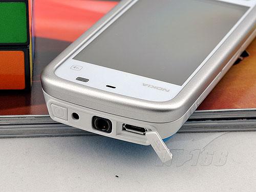 可换后盖设计 诺基亚触屏机5230xm图赏