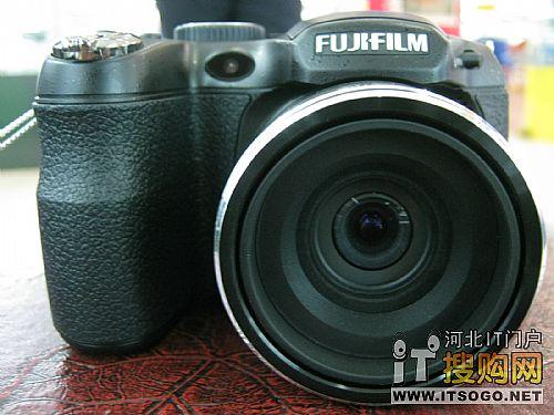 外观方面,富士s1600机身采用了塑料材质,机身表面经过了防滑工艺处理