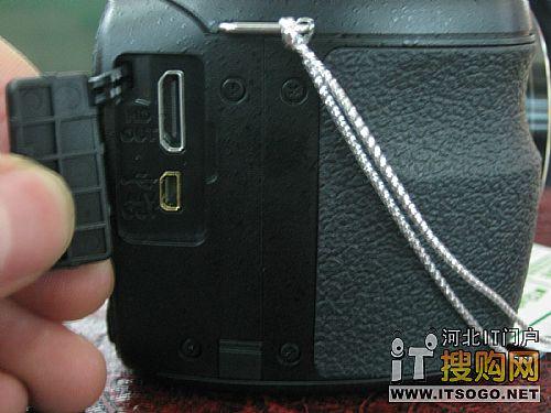 富士s1600接口及电池仓接口方面,富士s1600提供了usb2.