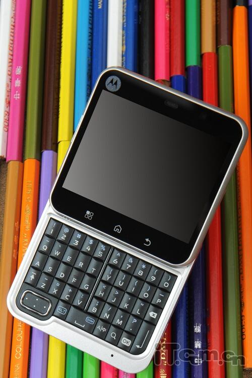 炫彩方块侧空翻 摩托罗拉me511精彩图赏(5)_手机_科技时代_新浪网