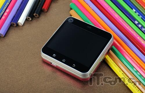 炫彩方块侧空翻 摩托罗拉me511精彩图赏_手机_科技时代_新浪网