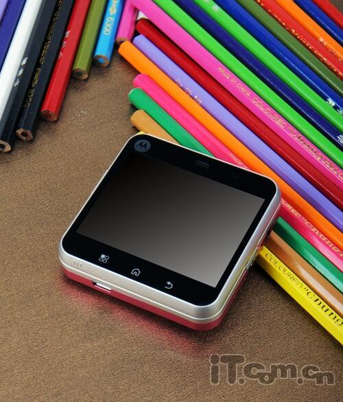 炫彩方块侧空翻 摩托罗拉me511精彩图赏_手机_科技时代_新浪网