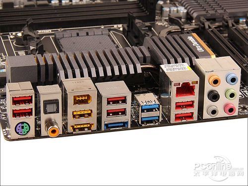 硬件 > 正文  在磁盘接口方面,技嘉 ga-990fxa-ud7提供有8个sata3接口