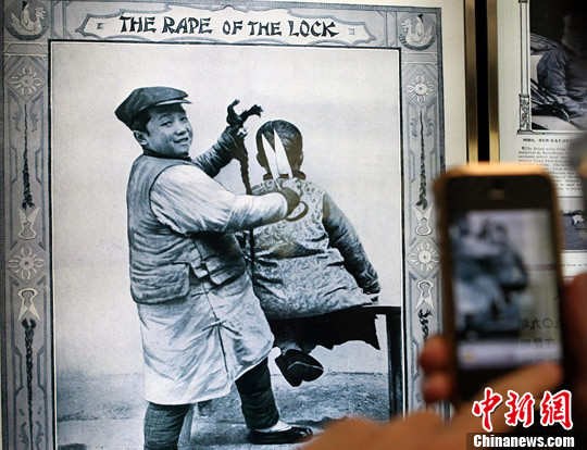 《图画报》上登载的中国小孩儿给他的同伴剪辫子的照片