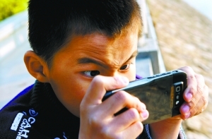 手机控小心眼睛受损 专家称成人易引起干眼症