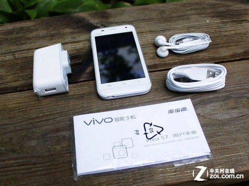 包装盒内分为两层,上面一层是步步高vivo s7手机一部,下面则是手机