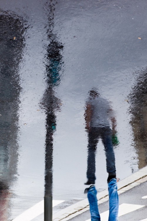 雨天脚下的平行世界 法国街头雨中倒影