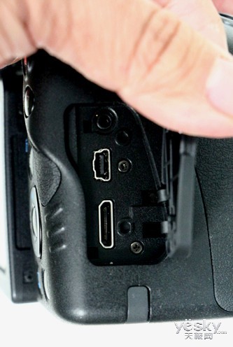 hs接口佳能powershot sx60  hs机身右侧由上至下依次为快门线接口,a/v
