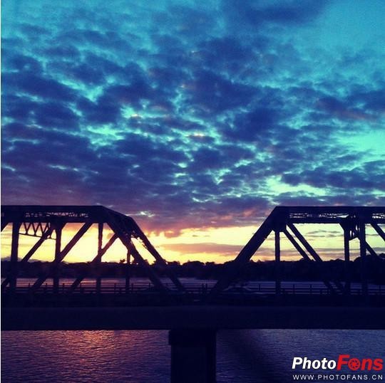 对称式构图具有平衡,稳定,相呼应的特点.缺点:呆板,缺少变化.