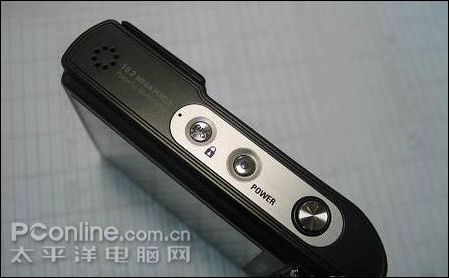 三星蓝调i100机身侧端三星蓝调i100配备了1020万像素和3倍光学变焦