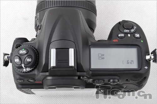 > 正文  尼康d300s的顶部布局照搬d300,左侧是模式拨盘,右侧是参数