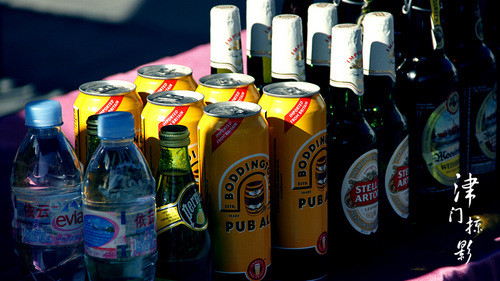 酒吧前的啤酒桌