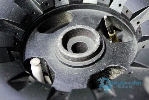 炉头特写此外,这款燃气灶还有独创的四个扇形增氧舱,有效增大燃气通道