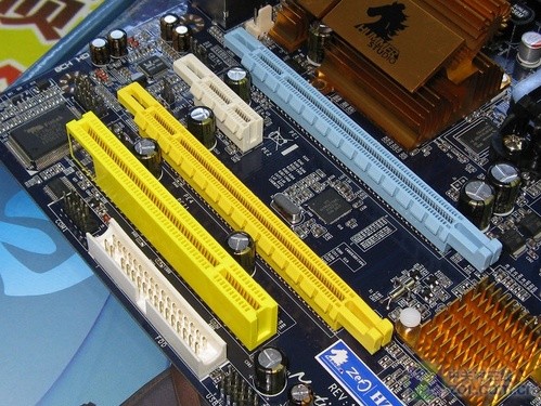 主板提供2个pci-e x16显卡插槽,提供对双卡sl交火技术的支持;另外提供