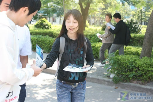 同学正在派发宣传单