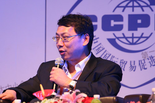 图文:软银中国总裁薛村禾参与峰会对话