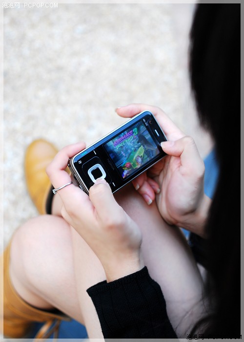 玩乐n次代 8gb诺基亚n81与小美女共赏(5)_手机_科技时代_新浪网