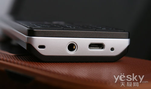 标准的3.5mm耳机接口